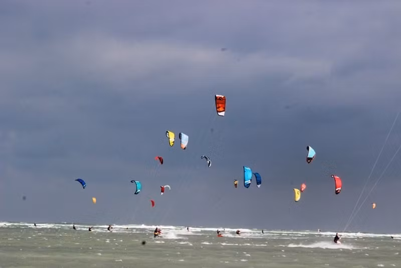 Kitesurf entre le ciel et la mer à Khanh Hoa. Photo : baovanhoa.vn