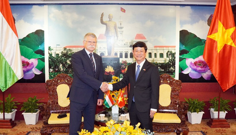 Le secrétaire adjoint du Comité municipal du Parti et président du Conseil populaire de Ho Chi Minh-Ville, Vo Van Minh (droite) et le président de l’Assemblée nationale de Hongrie, Kover Laszlo, en visite officielle au Vietnam. Photo : VNA.