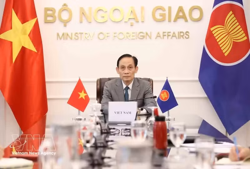 Le Hoai Trung, membre du Bureau politique et ministre des Affaires étrangères lors de la réunion en ligne. Photo : VNA