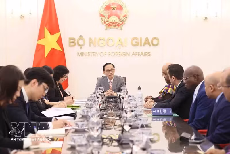Le ministre vietnamien des Affaires étrangères, Le Hoai Trung, a reçu, le 21 mai à Hanoï, le Groupe des ambassadeurs des pays africains accrédités au Vietnam. Photo : VNA