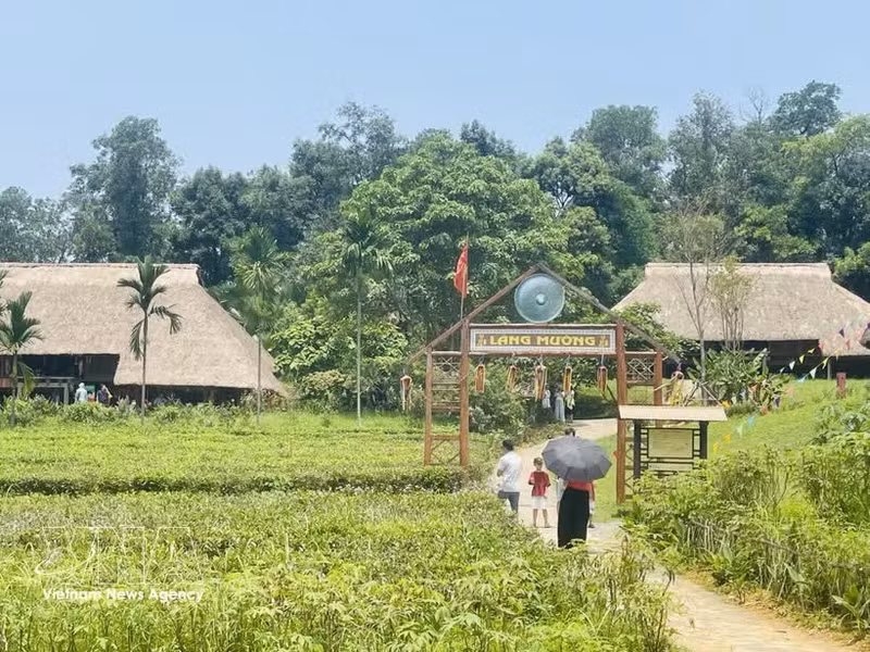 Le village Muong, situé dans l’enceinte du Village culturel et touristique des ethnies du Vietnam, attire de nombreux habitants et visiteurs. Photo: VNA