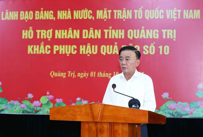 Le membre du Politburo et membre permanent du Secrétariat du Comité central du Parti, Trân Câm Tu adresse ses condoléances aux habitants de la province de Quang Tri pour les dégâts causés par le typhon Bualoi. Photo : VNA.