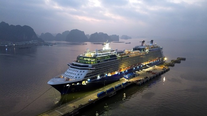 Le Celebrity Solstice, arborant le pavillon maltais, accoste au port international de passagers de Ha Long. Photo : VNA