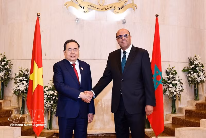 Le président de l'Assemblée nationale, Tran Thanh Man (gauche) a rencontré le président du Sénat marocain, Mohamed Ould Errachid, le matin du 25 juillet 2025. Photo : VNA.