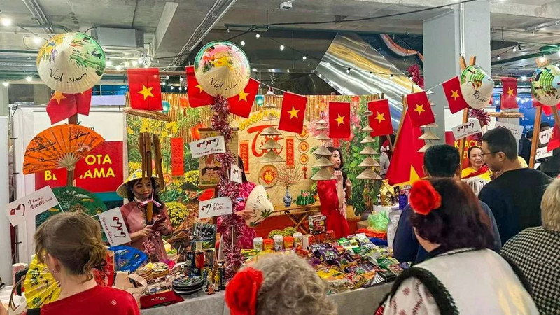 Le stand vietnamien au marché de Noël international caritatif de Minsk 2025. Photo : baoquocte.vn