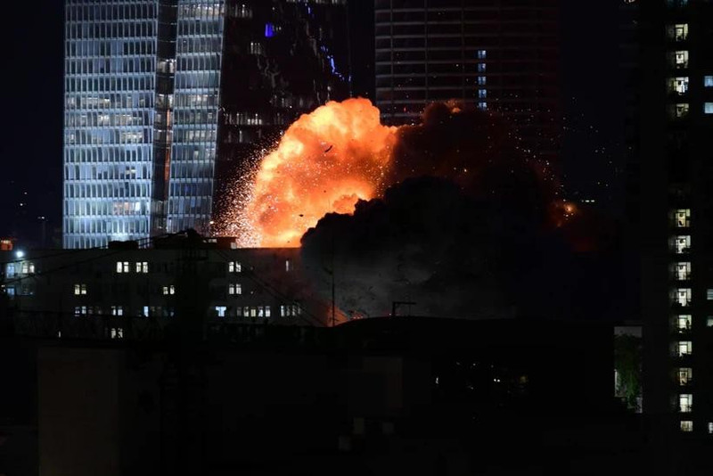 Un immeuble de Tel-Aviv touché par un missile iranien lancé vers le territoire israélien dans la soirée du 13 juin 2025. Photo : Xinhua/VNA.
