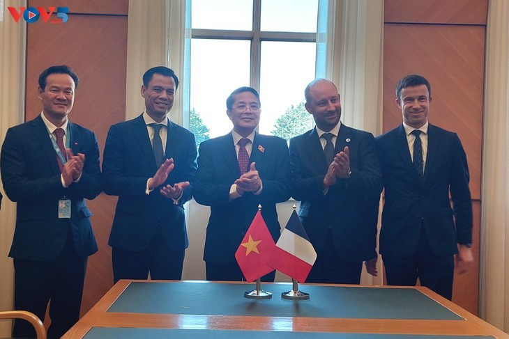 Nguyen Duc Hai, vice-président de l'Assemblée nationale vietnamienne (au centre) aux côtés de Loïc Hervé, vice-président du Sénat français. Photo : VOV.