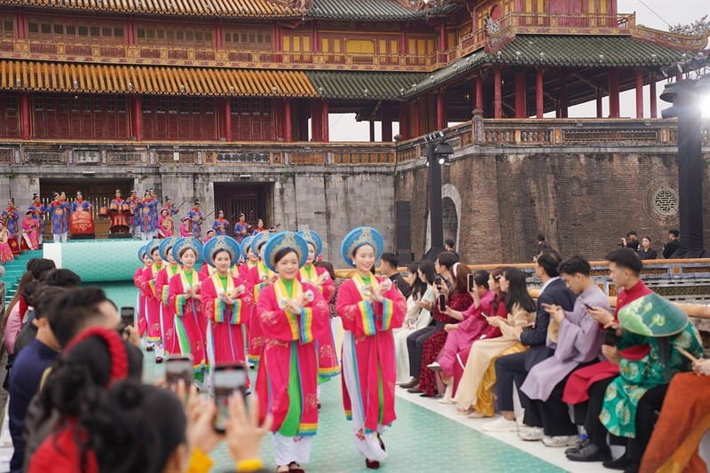 Le 2 décembre, à la Porte du Midi de la Citadelle impériale de Huê, le défilé de mode "Hello Cosmo From Vietnam" de la 2e saison a officiellement lancé le parcours de Miss Cosmo 2025. Photo : hanoimoi.vn