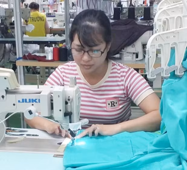 Bien que le salaire minimum ne couvre pas encore pleinement le coût de la vie, de nombreuses politiques de soutien telles que l’assurance, le logement, la santé et les prestations de maternité ont contribué à réduire la pression des dépenses. Photo : laodong.vn