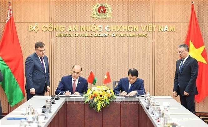 Le ministre vietnamien de la Sécurité publique, le général Luong Tam Quang (droite) et le secrétaire d'État du Conseil de sécurité de la Biélorussie, Volfovich Aleksandr Grigorievich signent un protocole d'accord portant création d'un groupe de travail conjoint visant à élargir et à renforcer la coopération en matière de sécurité. Photo : VNA