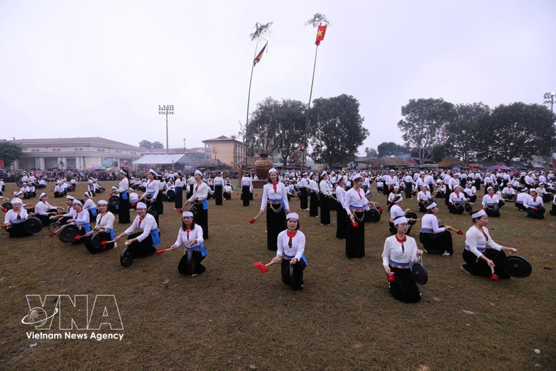 Spectacle de gongs de l'ethnie Muong de la province de Phu Tho. Photo : VNA.