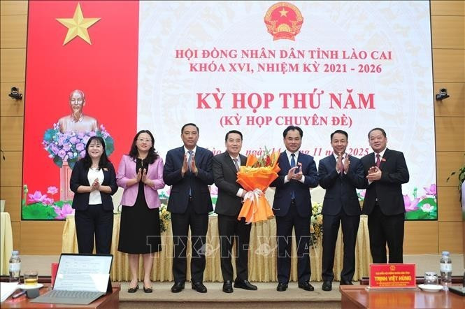 Le 16e Conseil populaire provincial de Lào Cai a élu Nguyên Tuân Anh au poste de président du Comité populaire provincial pour le mandat 2021-2026. Photo: VNA