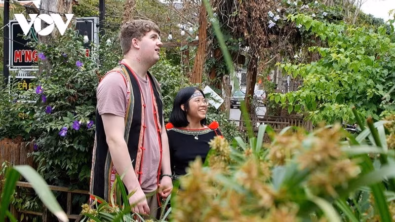 Donovan Fink apprécie de porter le brocart Êđê.