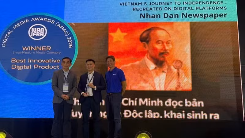 Le journaliste Nguyen Hoang Nhat (au centre), directeur adjoint de Nhân Dân en ligne, reçoit les Prix lors des Digital Media Awards Asia 2026. Photo : NDEL.
