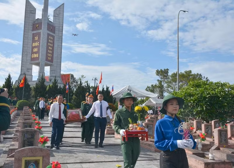 Cérémonie commémorative et d’inhumation des restes de 80 soldats volontaires et experts vietnamiens tombés au Laos, le 21 mai à Nghê An (Centre). Photo : VNA.