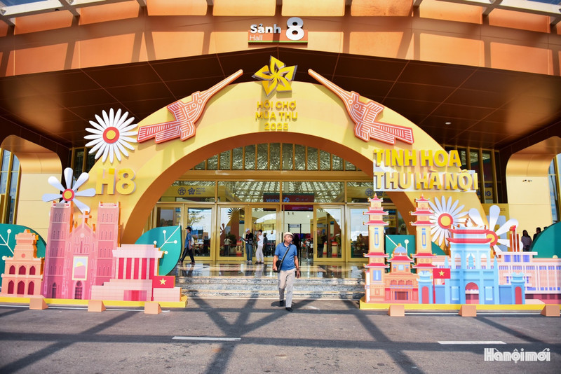 La première édition de la Foire d’Automne 2025, placée sous le thème « Relier les hommes à la production et aux affaires », attire un grand nombre d’entreprises et de visiteurs. Photo : hanoimoi.vn