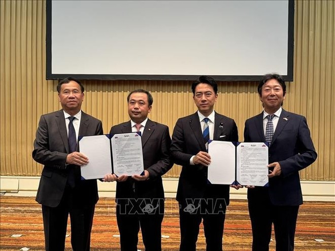 Cérémonie de signature de dix protocoles d’accord dans les domaines du commerce, de l’investissement et de la coopération agricole entre entreprises vietnamiennes et japonaises. Photo: VNA