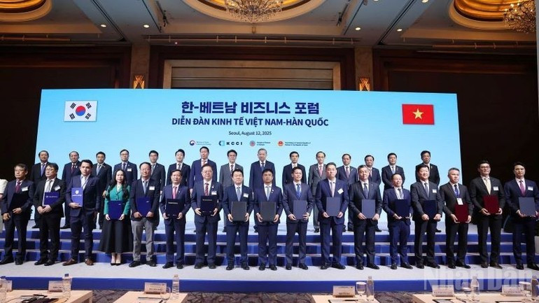 Cérémonie de signature de la coopération dans le domaine de la maintenance des avions et du transport de fret entre Vietnam Airlines et Korean Air. Photo : NDEL.