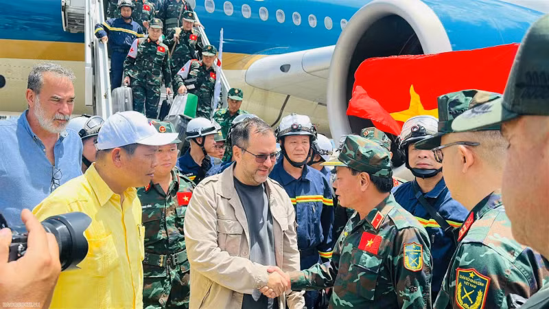 L’ambassadeur du Vietnam au Venezuela, Vu Trung My (en veste jaune, à gauche), et le ministre vénézuélien des Affaires étrangères, Yván Gil Pinto, accueillent à l’aéroport la mission vietnamienne de recherche et de secours conduite par le général de division Pham Van Ty, immédiatement après son arrivée au Venezuela pour participer aux opérations consécutives au séisme. (Source : Ambassade du Vietnam au Venezuela)