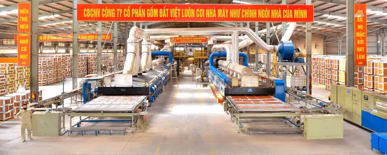 Dans l'usine de Gốm Đất Việt. Photo : NDEL.