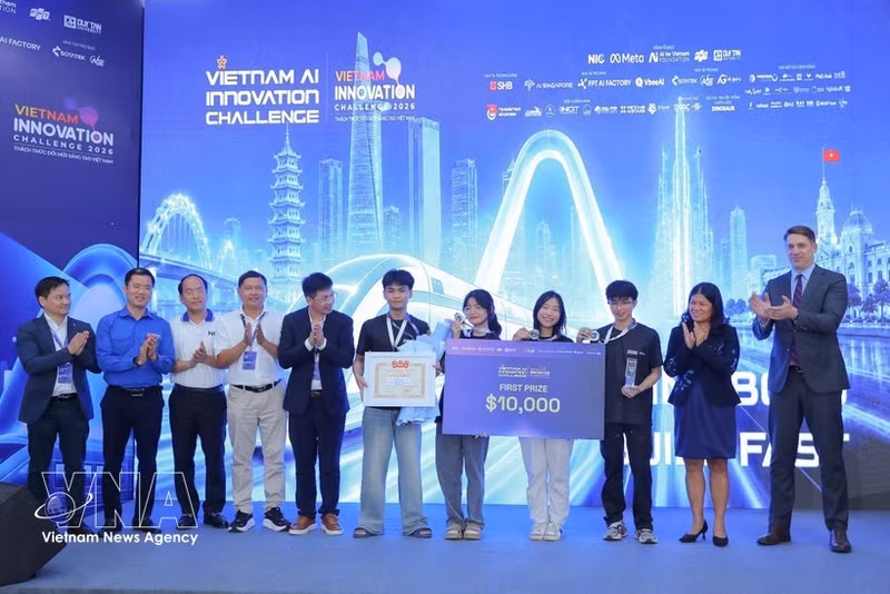 Les organisateurs remettent le premier prix à l'équipe L-GPT 6.7 lors de la finale du Vietnam AI Innovation Challenge 2026. Photo : VNA.