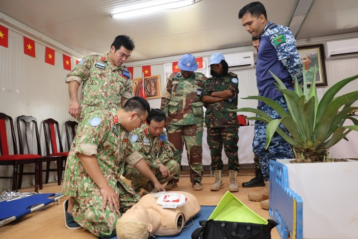 L’hôpital de campagne de niveau 2 n°7 organise une formation spécialisée pour le personnel médical. Photo : VOV.