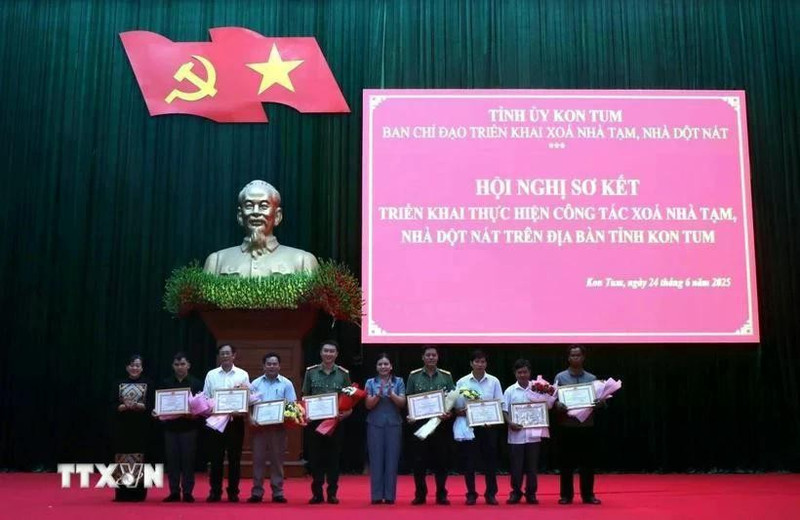 Le président du Comité populaire provincial de Kon Tum décerne des satisfecit à 21 collectifs et 32 individus dans la province de Kon Tum en reconnaissance de leurs contributions exceptionnelles à cette campagne humanitaire nationale, lancée par le Premier ministre. Photo : VNA.