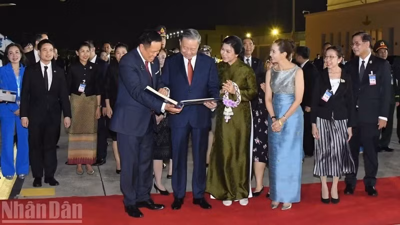 To Lam, secrétaire général du Comité central du Parti communiste du Vietnam et président de l'État, et son épouse reçoivent un album photo retraçant les temps forts de leur visite officielle en Thaïlande, des mains du Premier ministre thaïlandais Anutin Charnvirakul et de son épouse. (Photo : XUAN SON)