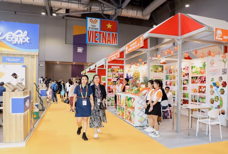 Espace d'exposition des entreprises vietnamiennes présentes au salon. Photo : VNA.