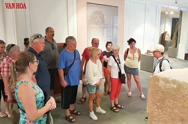 Des touristes étrangers dans le musée de la sculpture Cham. Photo : baoquocte.vn