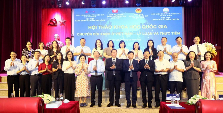 Des délégués lors de la conférence scientifique nationale intitulée « La transition verte au Vietnam - théorie et pratique ». Photo : NDEL.