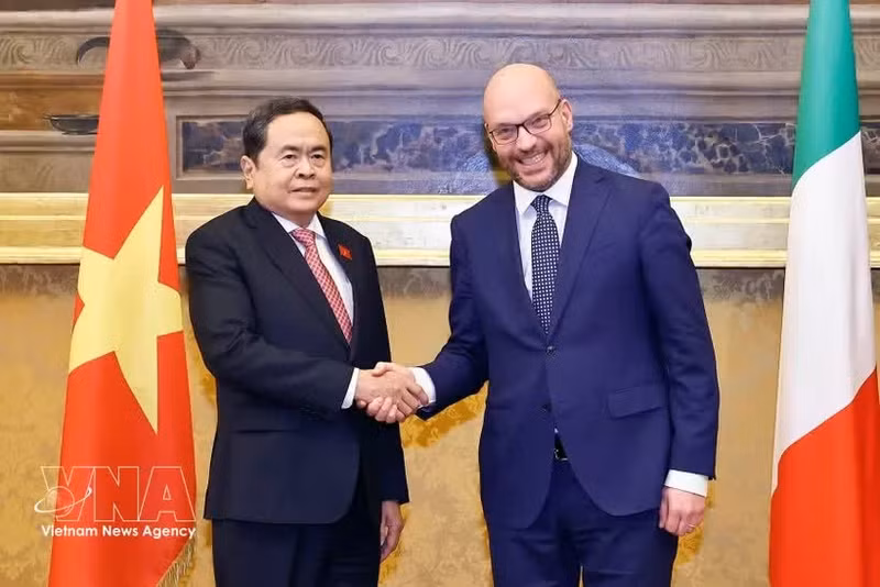 Le président de l’Assemblée nationale Trân Thanh Mân (gauche) et le président de la Chambre des députés d’Italie. Photo : VNA.