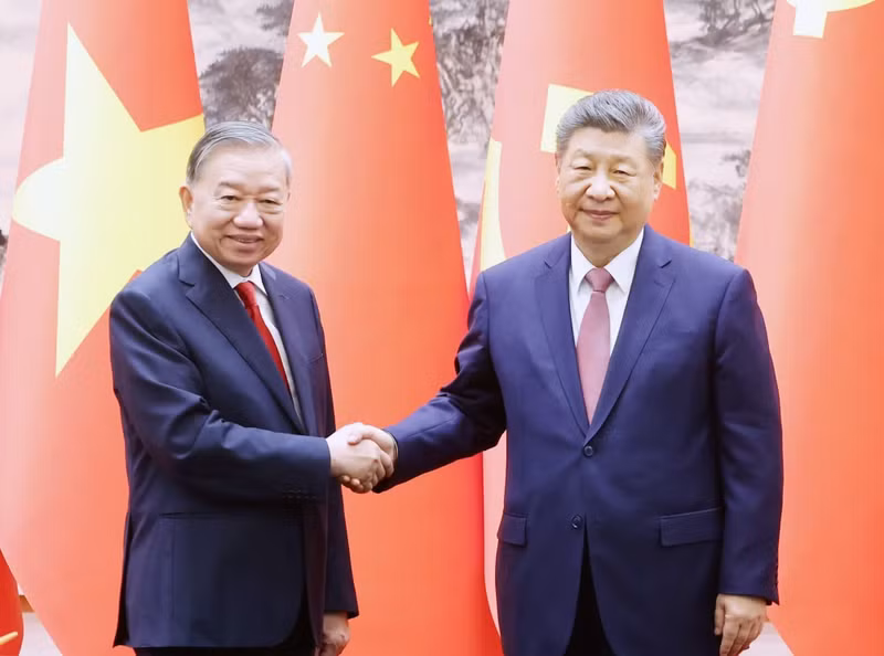 Le secrétaire général du Parti communiste et président de la République du Vietnam, To Lam (gauche), et le secrétaire général du Parti communiste et président chinois, Xi Jinping. Photo : VNA.