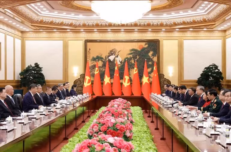 Entretien entre le secrétaire général du Comité central du Parti communiste du Vietnam (PCV) et président vietnamien Tô Lâm et le secrétaire général du Comité central du Parti communiste chinois (PCC) et président chinois Xi Jinping, à Pékin, le 15 avril. Photo : VNA.