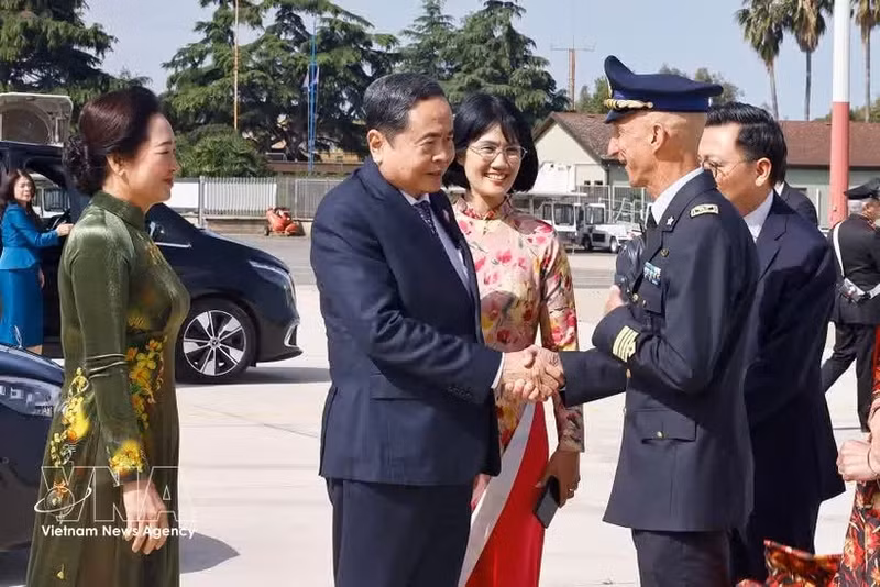 Le président de l'Assemblée nationale, Tran Thanh Man, et son épouse à l'aéroport de Ciampino, à Rome, avant leur départ pour la Turquie. Photo : VNA.