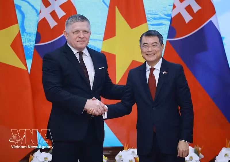 Le Premier ministre Lê Minh Hung (droite) et son homologue slovaque Robert Fico. Photo : VNA.