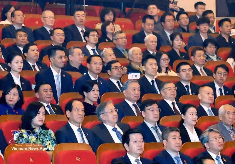 Le dirigeant To Lam, son épouse Ngo Phuong Ly et la délégation vietnamienne de haut niveau les accompagnant lors de l’événement. Photo : VNA.