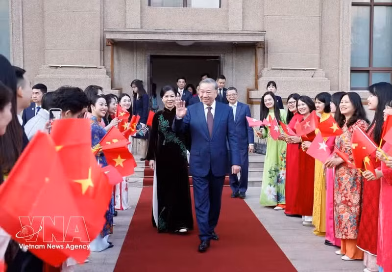 Le secrétaire général du Parti communiste du Vietnam et président de la République Tô Lâm et son épouse rencontrent le personnel de l’ambassade du Vietnam en Chine et les représentants de la communauté des Vietnamiens en Chine. Photo : VNA.