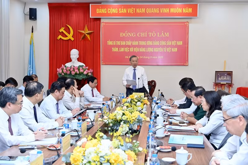 Le leader du Parti, To Lam (debout, au centre) a appelé à affiner les politiques et les mécanismes de soutien au développement de l'énergie nucléaire dans un contexte en constante évolution. Photo : VNA.