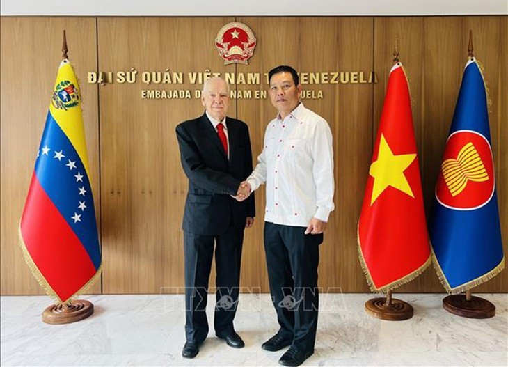 Carolus Wimmer, président de la Maison d’amitié Venezuela-Vietnam, et l'ambassadeur du Vietnam au Venezuela, Vu Trung My. Photo: VNA