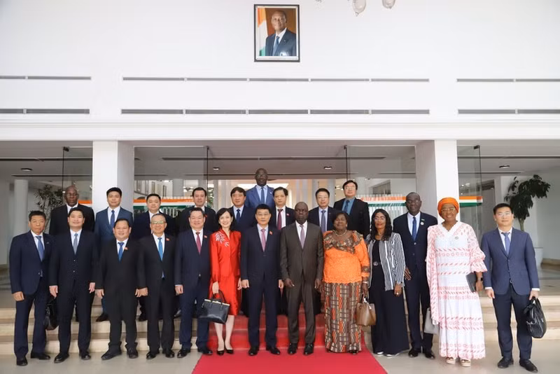 Délégués lors des entretiens entre le vice-président de l’Assemblée nationale du Vietnam, Vu Hong Thanh, et le vice-président de l’Assemblée nationale de Côte d’Ivoire, Woi Mela Gaston. Photo : VNA.
