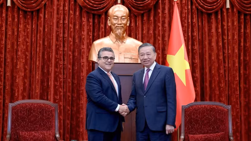Le secrétaire général du Parti communiste du Vietnam et président vietnamien, To Lam et l’ambassadeur de l’État de Palestine, Saadi Salama. Photo : NDEL.