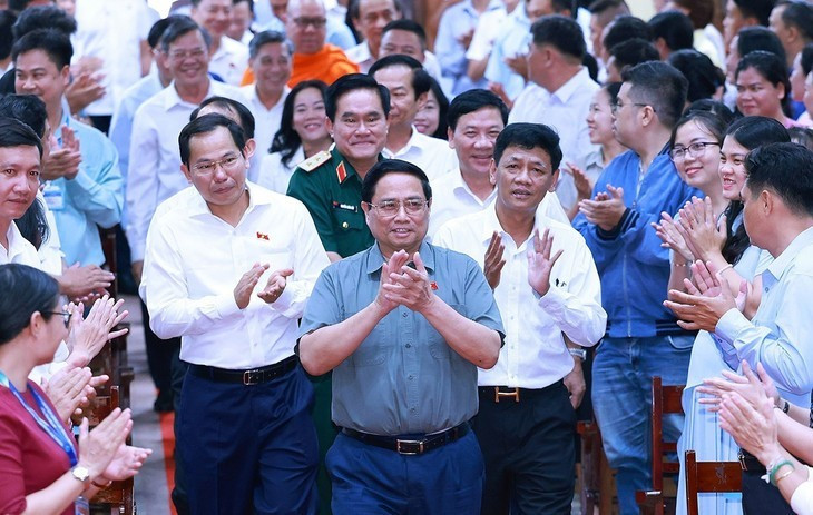 Le Premier ministre Pham Minh Chinh (centre) lors de la rencontre. Photo : VNA.