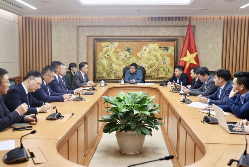 Le vice-Premier ministre Nguyen Chi Dung (centre) a reçu le 14 octobre à Hanoï Wang Cheng, directeur général du groupe chinois TCL. Photo : VNA.