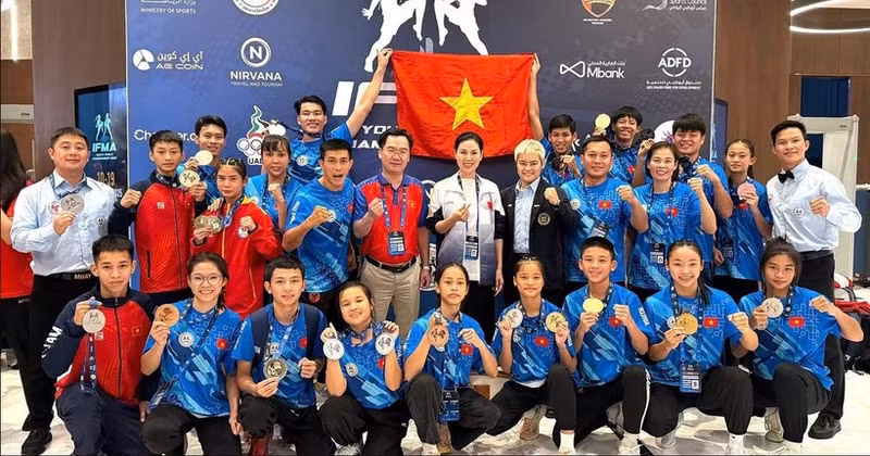 Les combattants de muay vietnamiens arborent fièrement leurs médailles tant convoitées. Photo : VNA