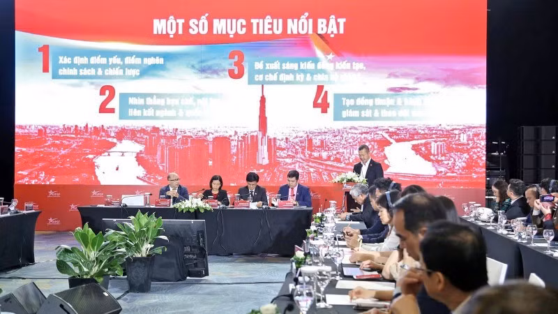 Lors de la tables rondes ministérielles autour du thème : « Libérer le potentiel - Construire l’avenir du Vietnam ». Photo : NDEL