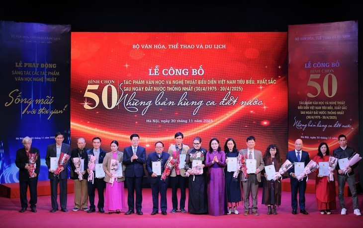 Les délégués présents à la cérémonie dévoilant les 50 œuvres littéraires et artistiques vietnamiennes exemplaires depuis la réunification (1975-2025). Photo : VNA.