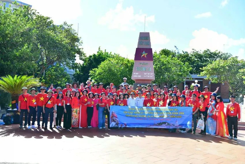 Une délégation de Vietnamiens d'outre-mer de 24 pays en visite sur l'archipel de Truong Sa. Photo : plo.vn