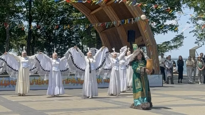 Le festival Ysyakh est marqué par des rituels traditionnels, la danse circulaire osuokhay, des activités culturelles folkloriques et des sports uniques, reflétant l'identité particulière du peuple sakha. Photo : NDEL.