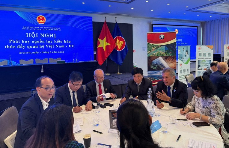 La conférence « Promouvoir les ressources de la communauté vietnamienne pour promouvoir les relations Vietnam-UE » organisée à Bruxelles. Photo : NDEL.